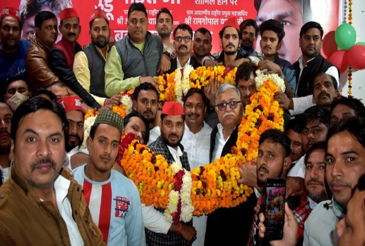 Former MLA Dabangg Guddu Pandit join samajwadi party on his returning SP workers welcomed by garlanding flowers