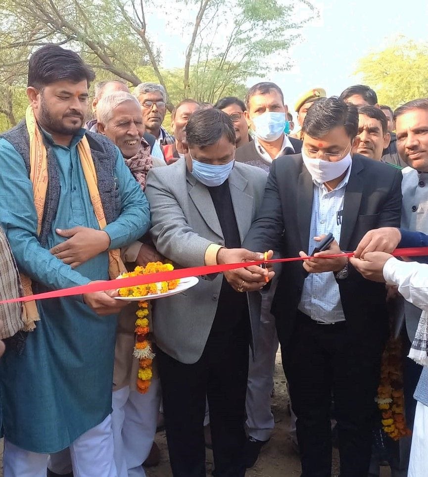 Hathras: Officers inaugurated temporary cow shelter in Garhi Anta