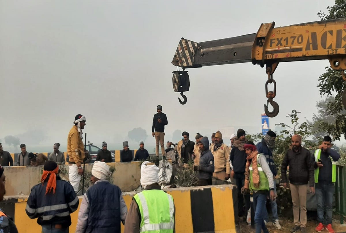 Iron Loaded Trailer Accident At Yamuna Express Way Two Died