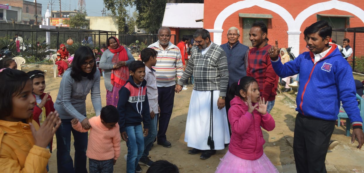 Hathras: People immersed in the celebration of New Year, Happy New Year