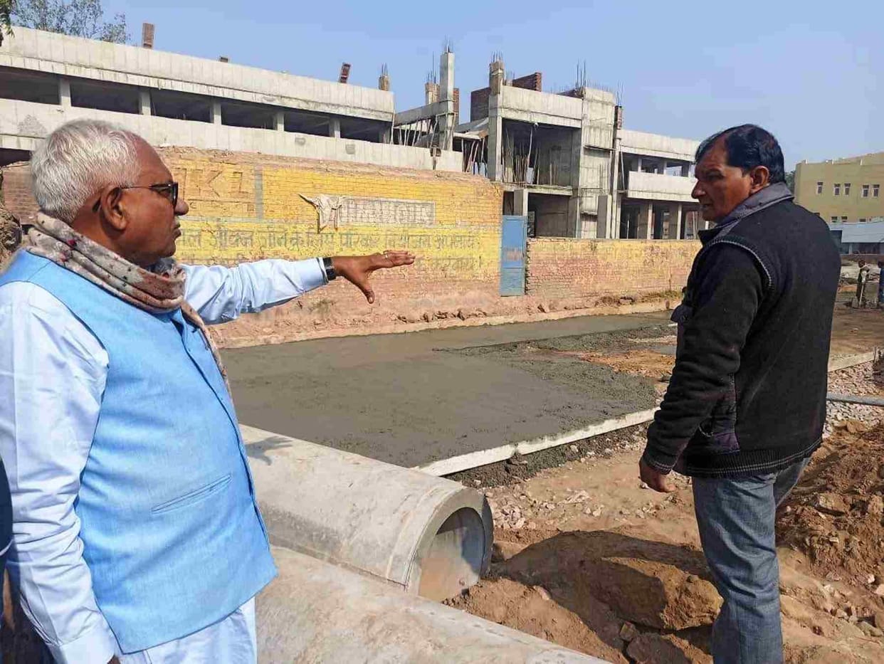 After inspecting the minister paid attention to take care of the quality in the construction of the road