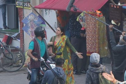 Indore: The shooting of Luka Chuppi 2 took place in Bada Ganpati area, the crowd of fans gathered to watch the film actor's complaint due to the fake number plate