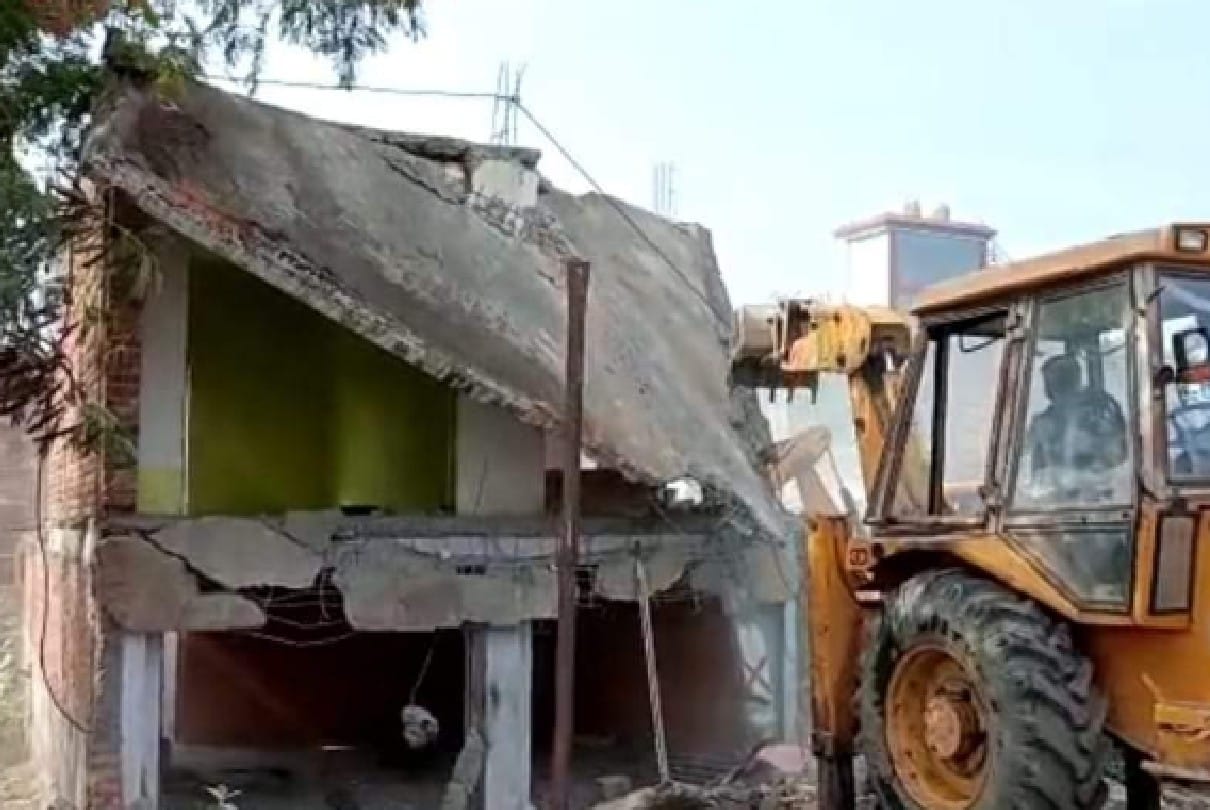 Chhatarpur: Government land worth crores got freed from encroachment, JCB ran on illegally built houses and shops