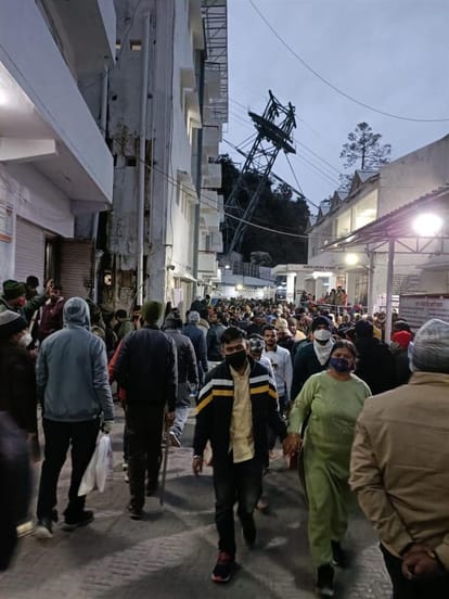 वैष्णो देवी मंदिर के बाहर लगी यात्रियों की भीड़ ।
