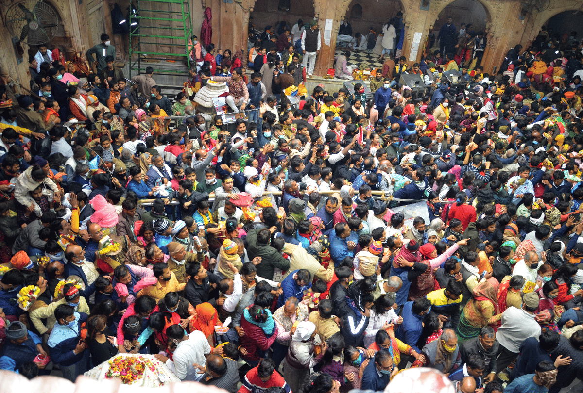 thousands Of Devotees Gathered In The Banke Bihari Temple Vrindavan