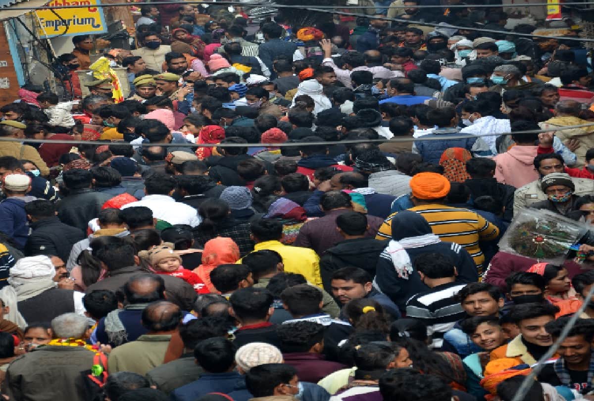 thousands Of Devotees Gathered In The Banke Bihari Temple Vrindavan