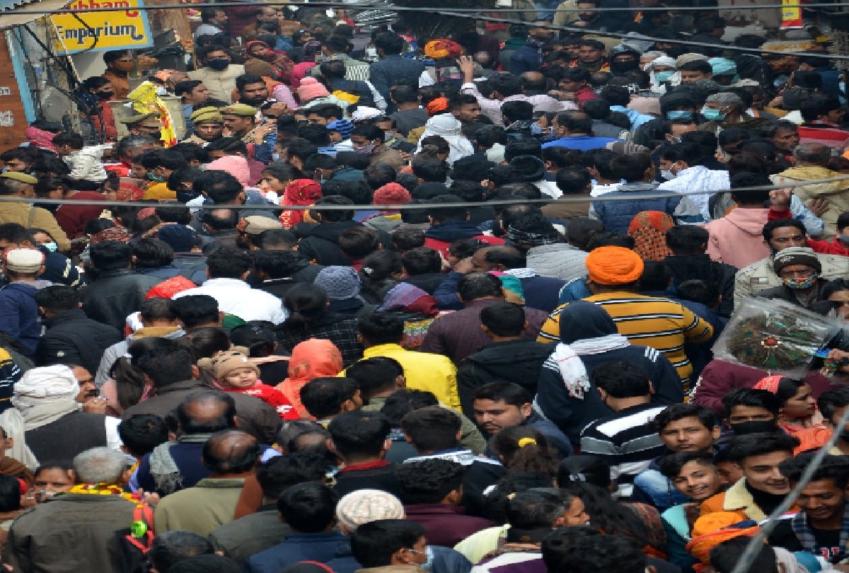 thousands Of Devotees Gathered In The Banke Bihari Temple Vrindavan
