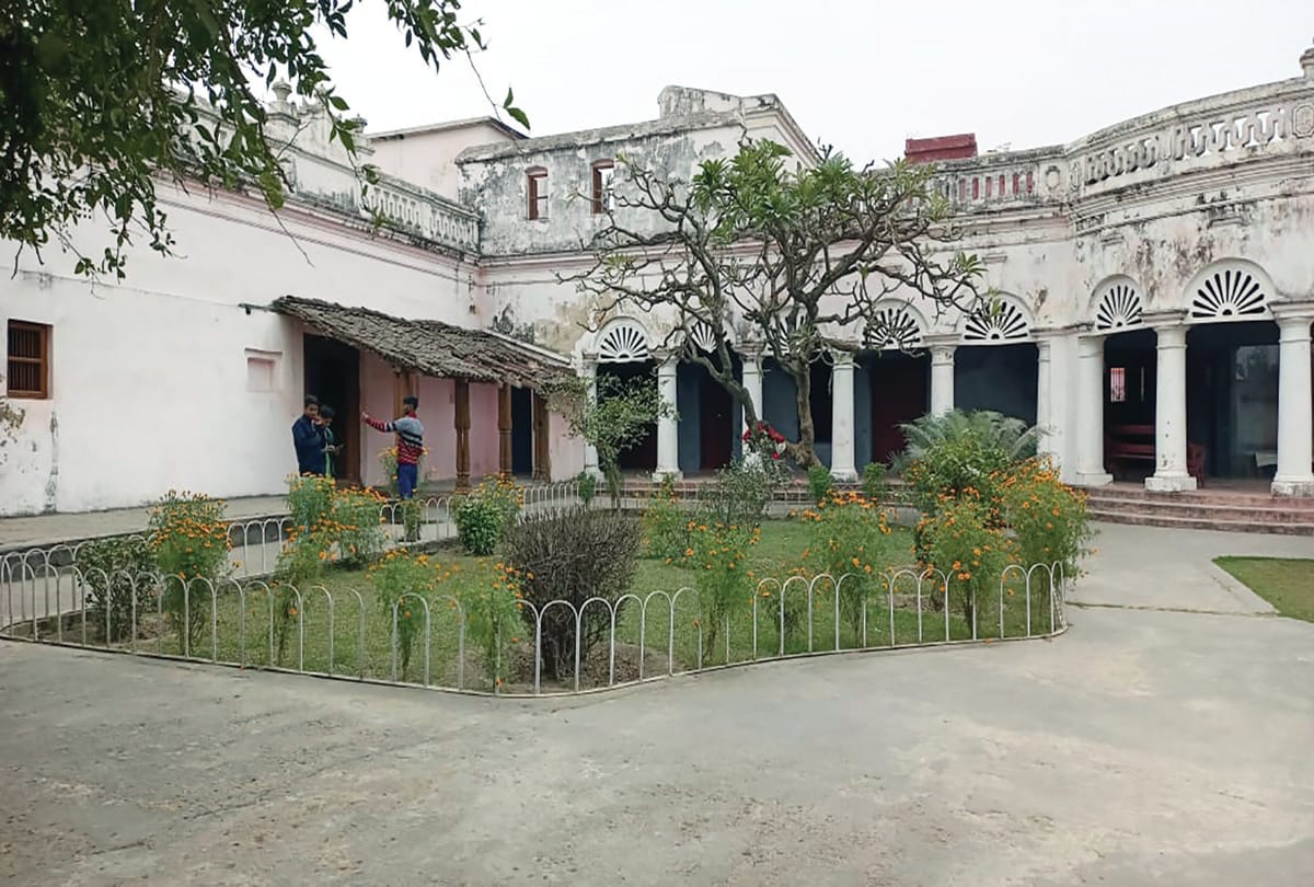 पैतृक आवास का मुख्य भवन, जिसकी टूट-फूट गई खपरैल तक भी ऑर्कियोलॉजिकल सर्वे ऑफ इंडिया (एएसआई) ठीक नहीं करवा रहा।