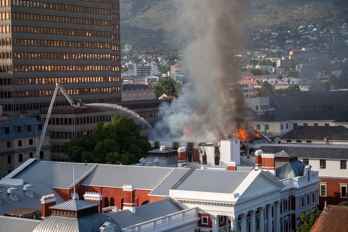 fire in Parliament building of South Africa in Cape Town news in Hindi