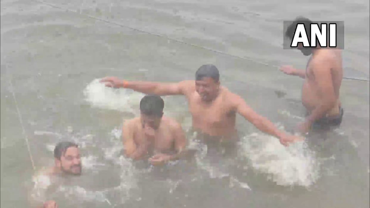 weather update varanasi Devotees in ganges in Banaras amid winter and cold  worshiped in temples