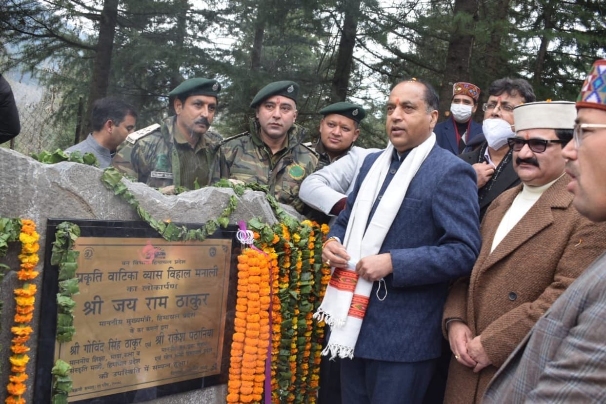 cheif minister in winter cornival in manali