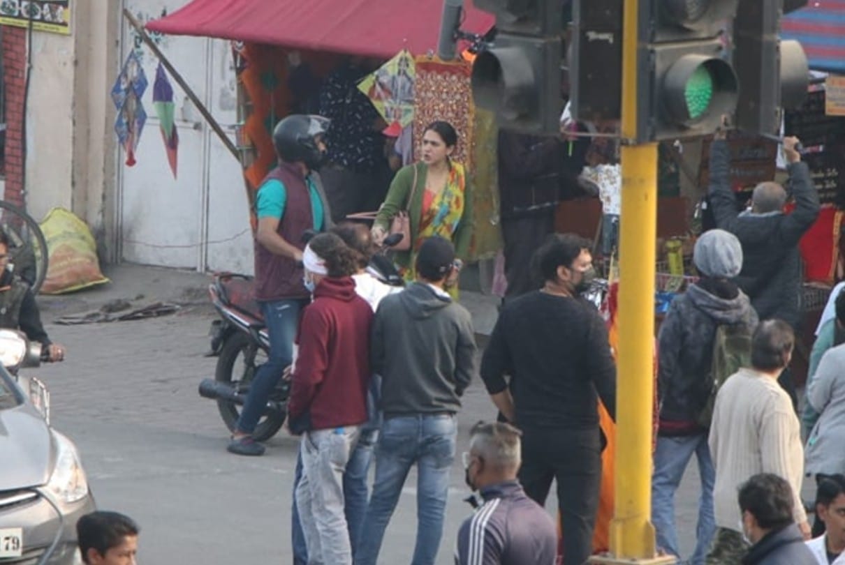 Indore: The shooting of Luka Chuppi 2 took place in Bada Ganpati area, the crowd of fans gathered to watch the film actor's complaint due to the fake number plate