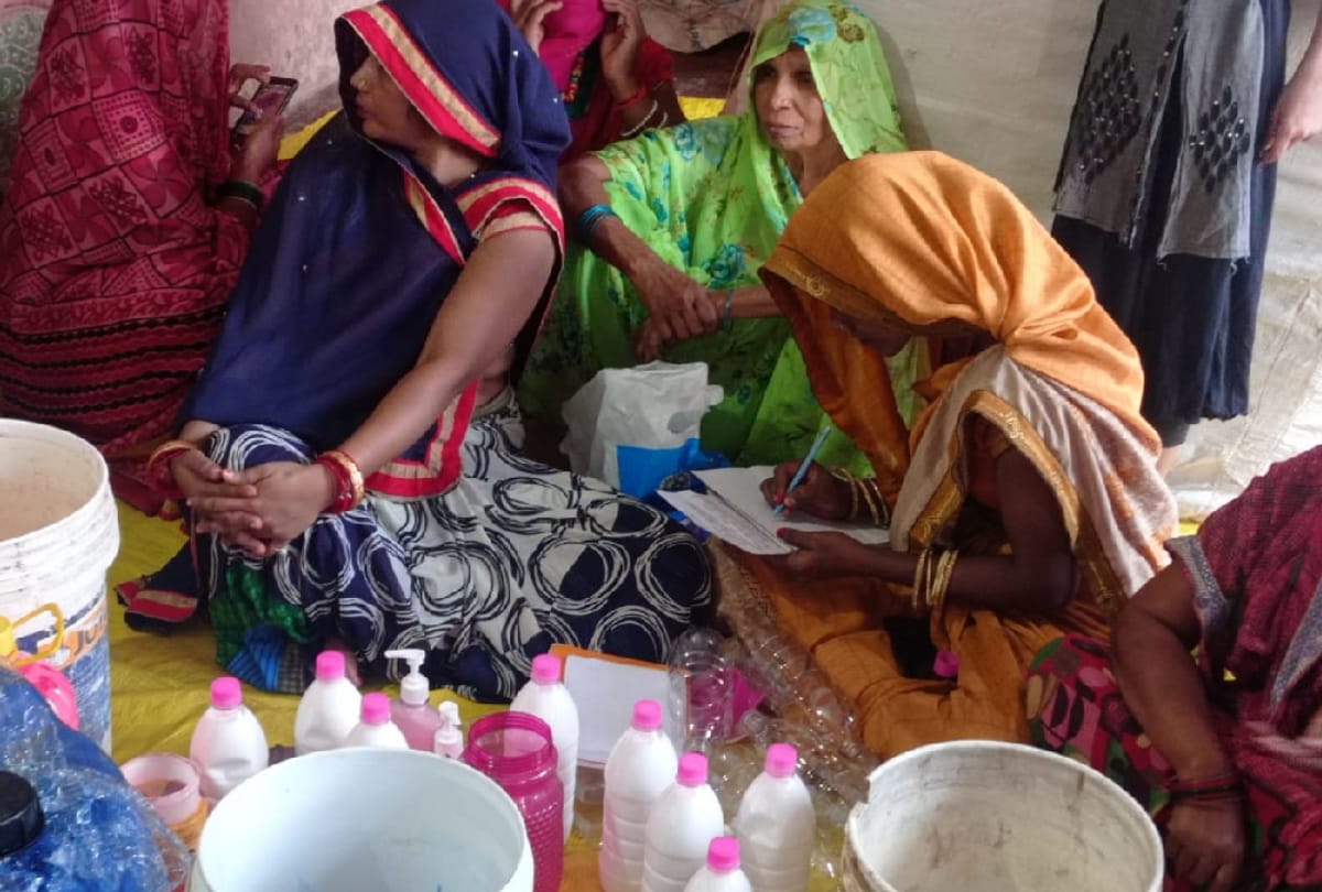 Sanitizer, handwash, toilet cleaner made women of Gorakhpur self-reliant