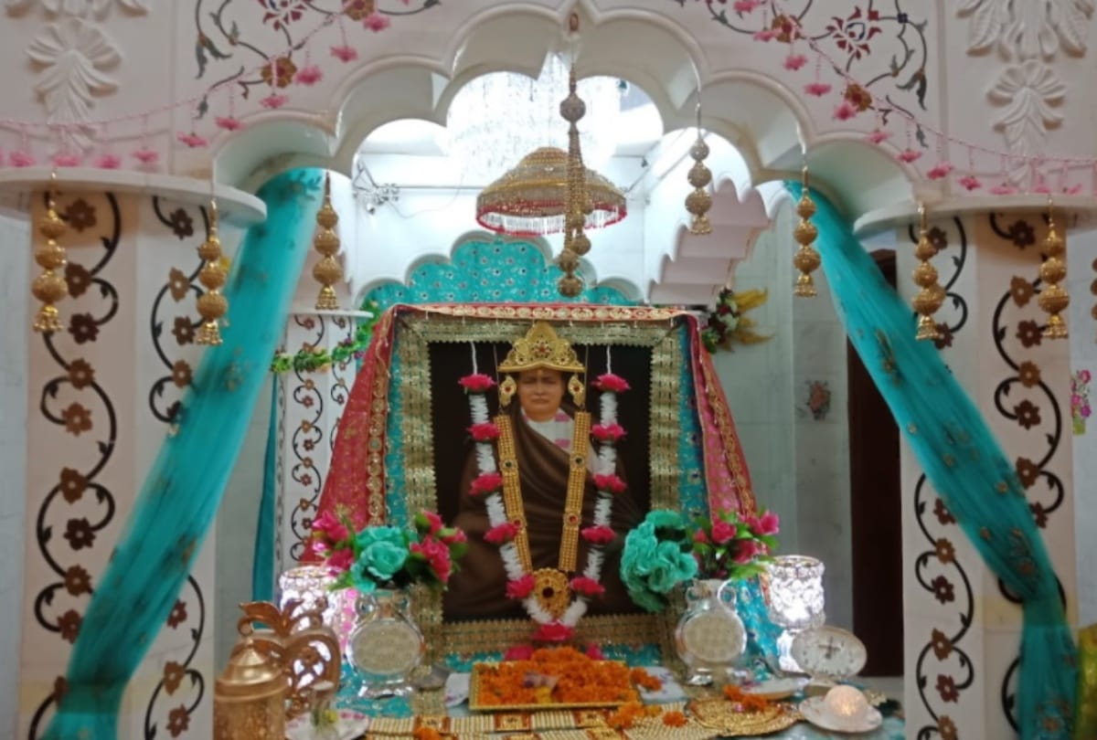 Hindus from India US UAE pray at 100-yr-old Maharaja Paramhans Ji mandir in Pakistan