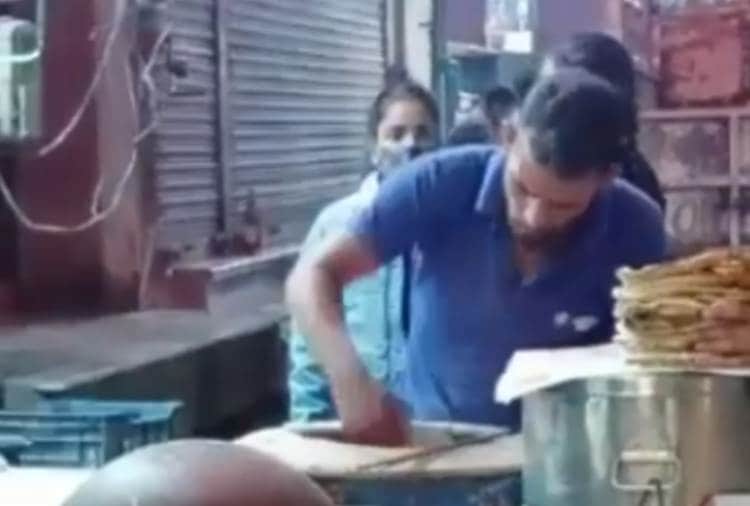 Video of Man Making Roti by Spitting goes Viral on Social media