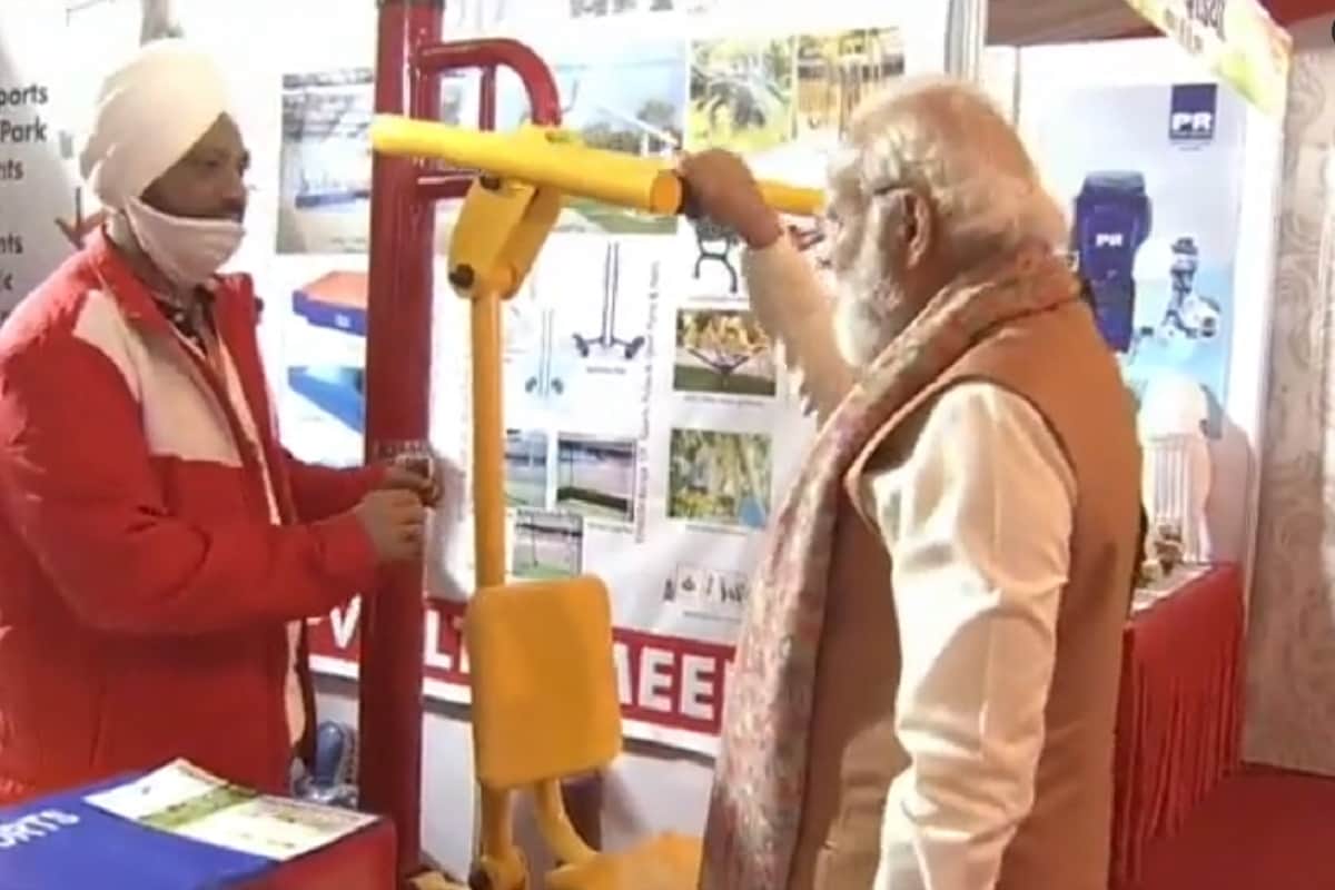 Meerut News: Prime Minister Narendra Modi workouts with gym machine before inaugurating the Sports University Video Viral