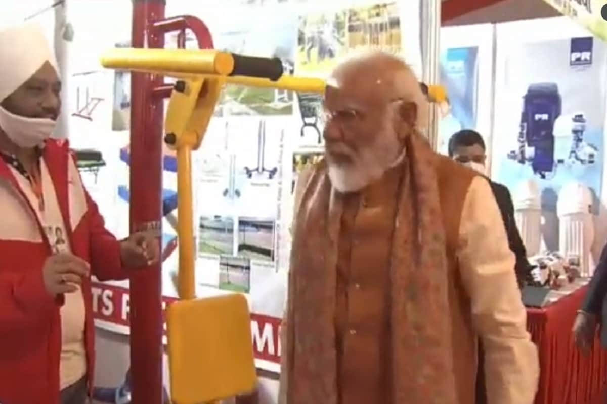Meerut News: Prime Minister Narendra Modi workouts with gym machine before inaugurating the Sports University Video Viral