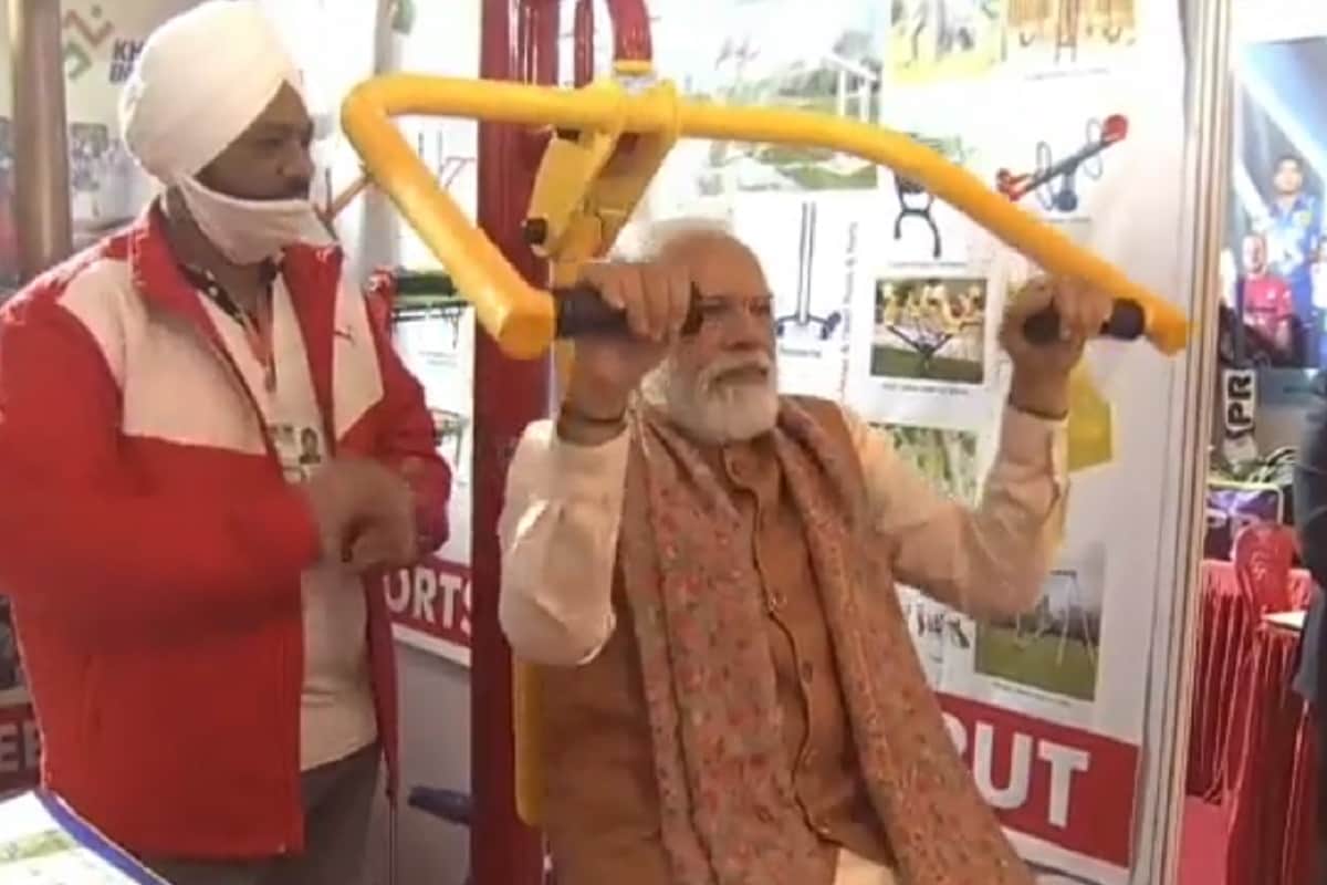 Meerut News: Prime Minister Narendra Modi workouts with gym machine before inaugurating the Sports University Video Viral