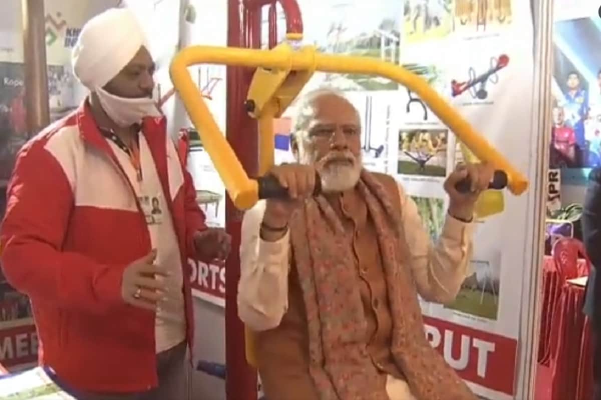 Meerut News: Prime Minister Narendra Modi workouts with gym machine before inaugurating the Sports University Video Viral