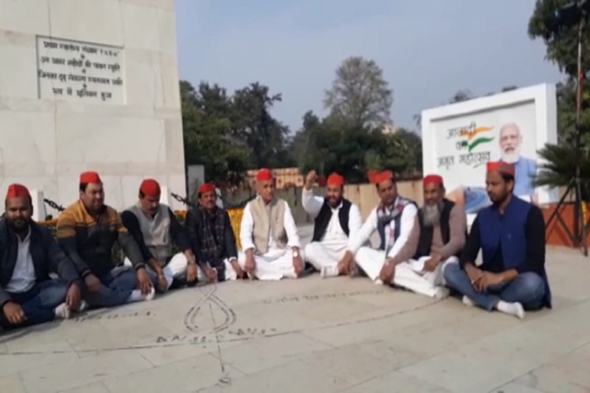 Samajwadi Party workers protested on the installation of the portrait of Prime Minister Modi in the martyr memorial