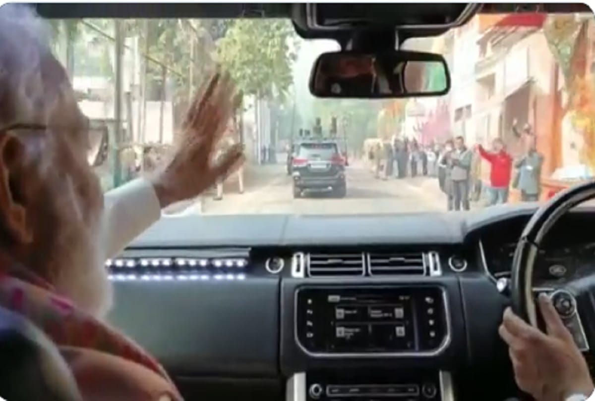 video pm narendra modi meerut visit Eager crowd gives a warm welcome to Prime Minister Narendra Modi in Meerut Delhi-Meerut Expressway