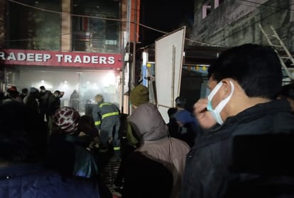 Prayagraj: massive fire broke out in a quilt-mattress warehouse rescued the family trapped on the third floor