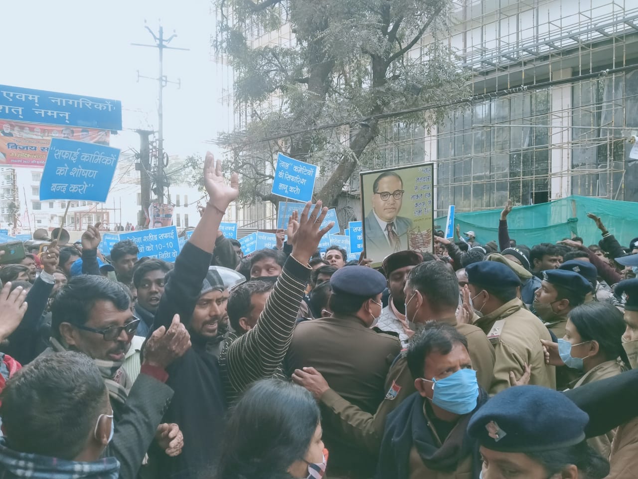 uttarakhand news: Police stopped safaikarmi march, sat on a dharna