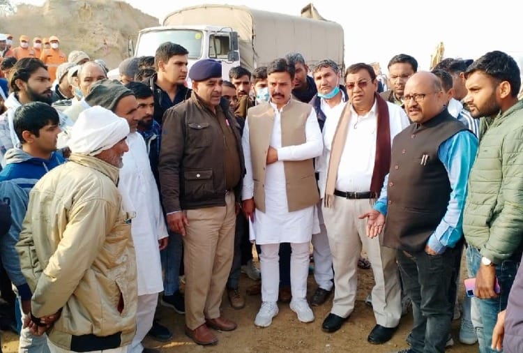 Leaders of opposition parties reached Dadam to take stock of the situation