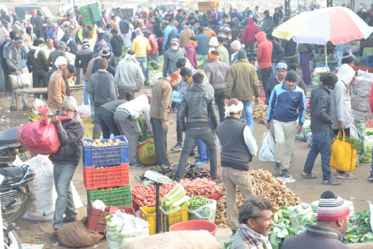 Such negligence should not be overwhelming: Hundreds of people are roaming in Sehore's vegetable market without wearing masks, not even taking care of social distancing