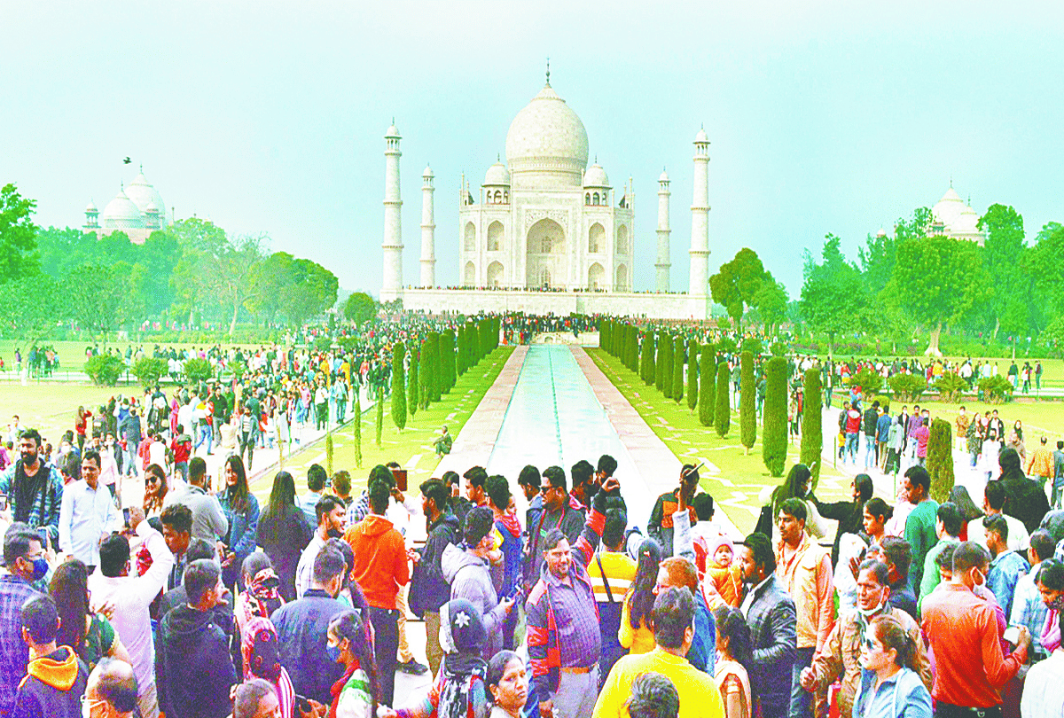 More than 32 thousand tourists visited the Taj Mahal on Sunday