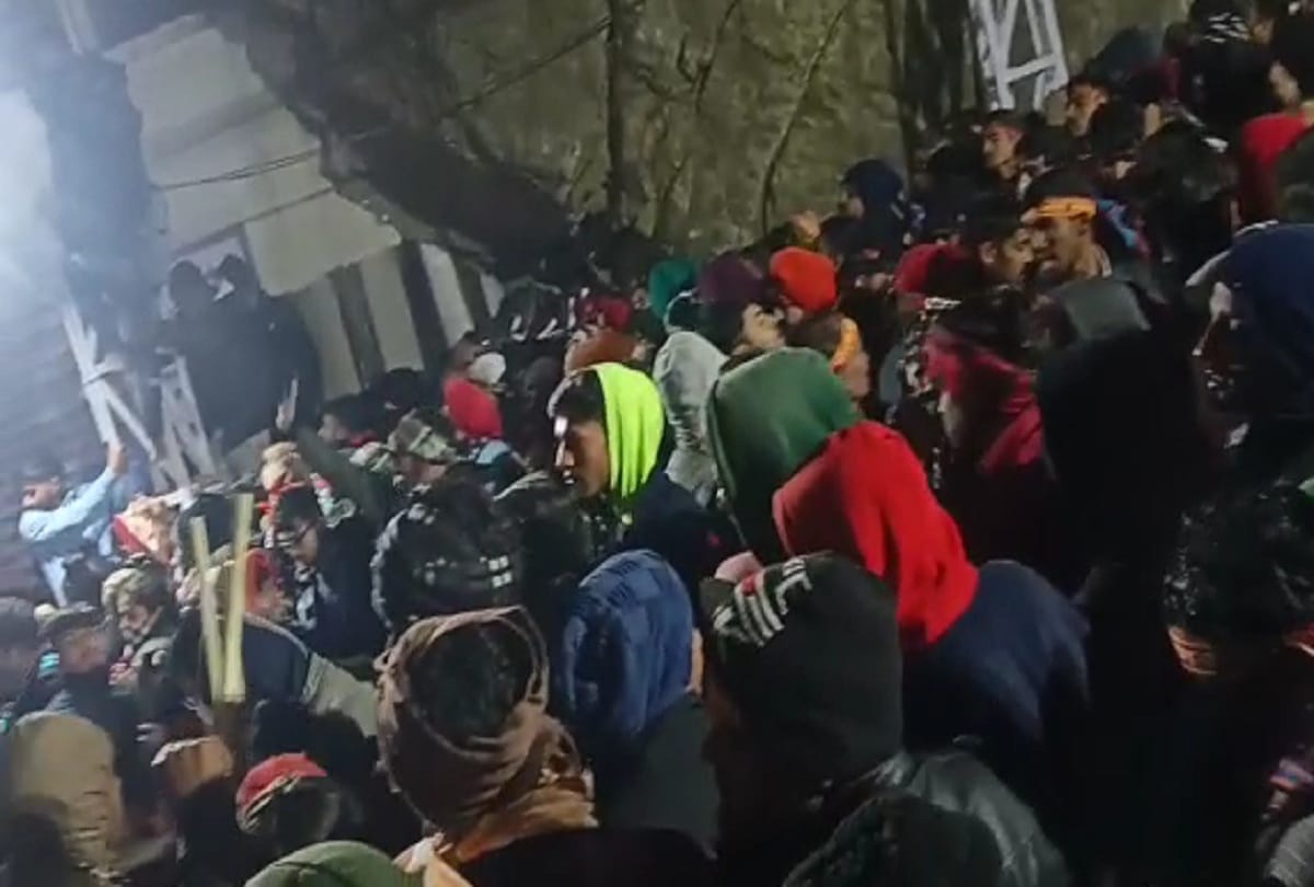 Mata Vaishno Devi Bhawan in Katra daughter got upset seeing the crowd Came out just minutes before the stampede