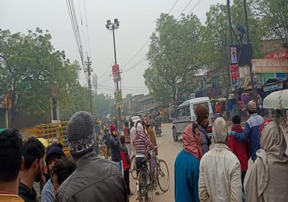 Road accident in Varanasi Bike collided with electric pole youth dies due to high voltage wire in sarnath fellow injured