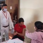 किशोरी को टीका लगाती स्वास्थ्यकर्मी