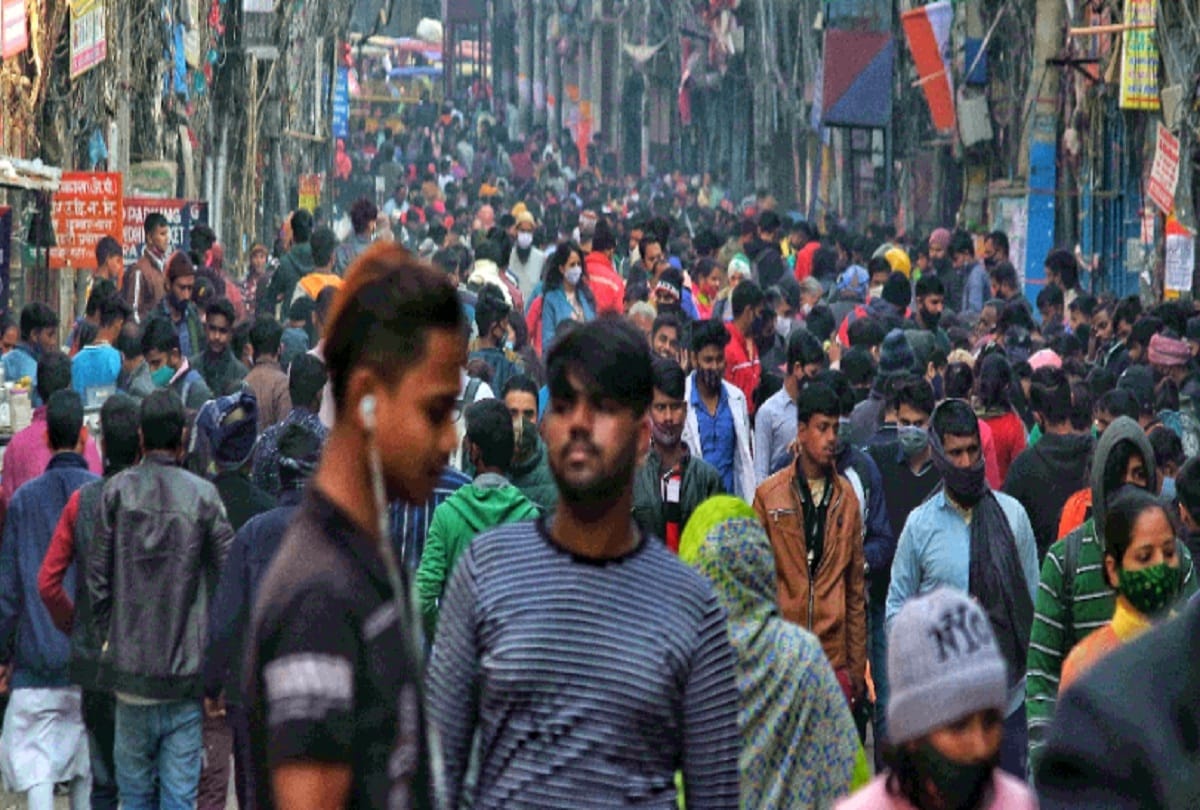 crowds are increasing in weekly markets in Delhi
