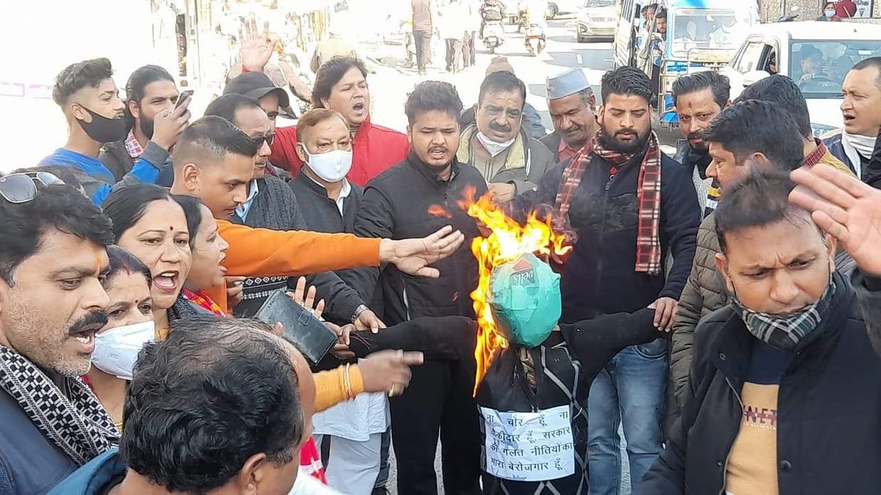 Congress burnt the effigy of the government in protest against inflation