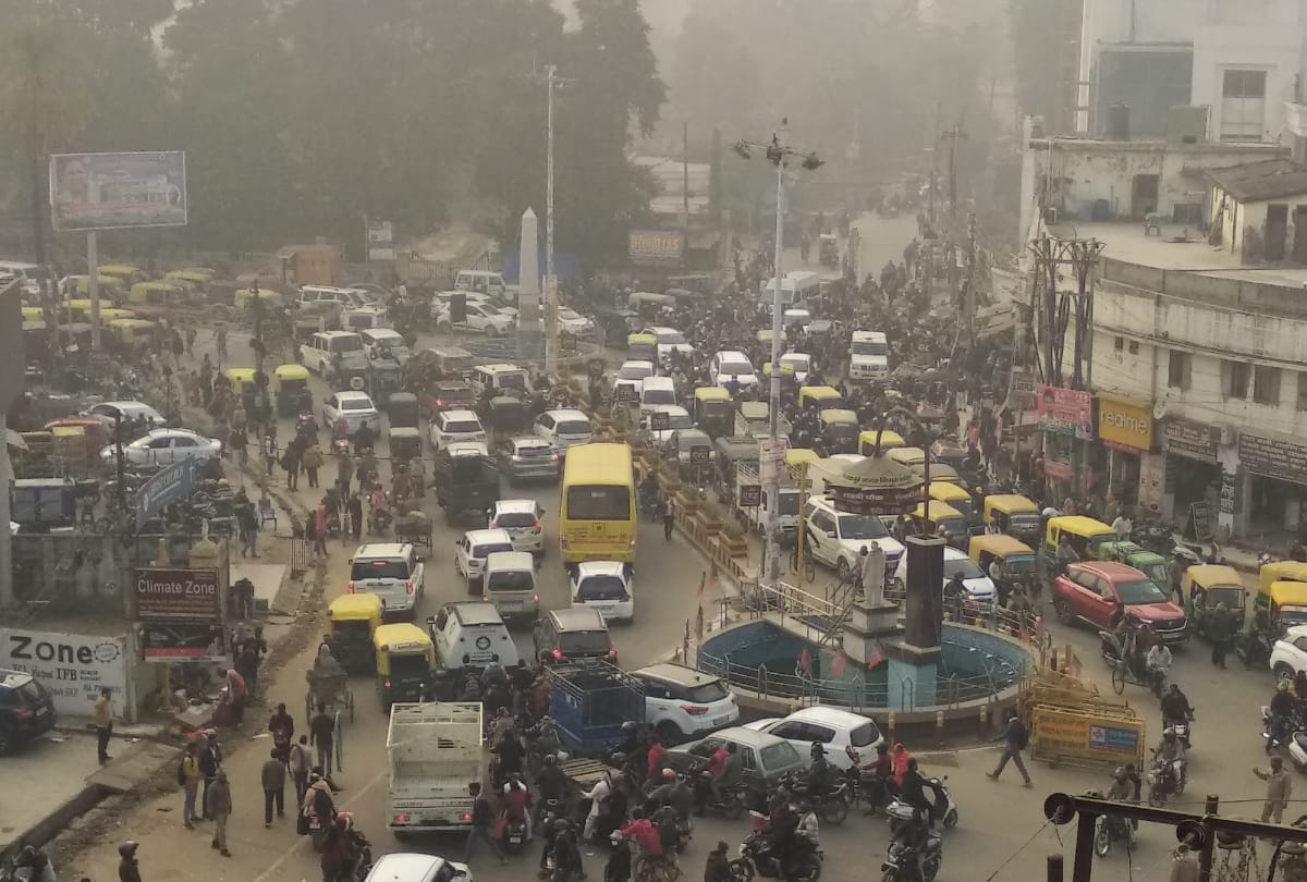 operation of traffic system in Gorakhpur started with traffic lights from Monday
