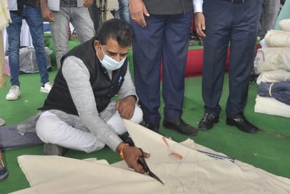 I am Jholadhari Indori: MP cut cloth with scissors, Collector-Commissioner started sewing machine and stitched the bag ..
