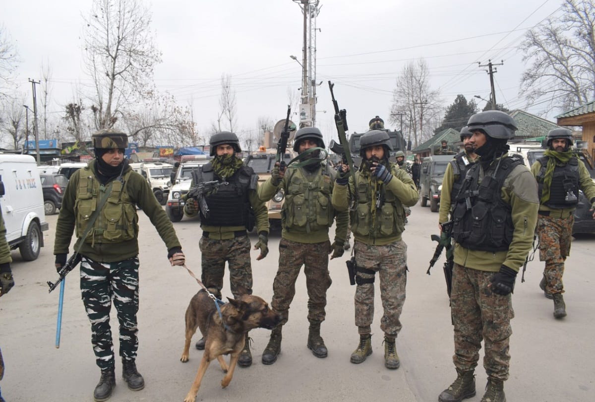 Lashkar commander and a Pakistan terrorist killed police got success in two separate encounters 