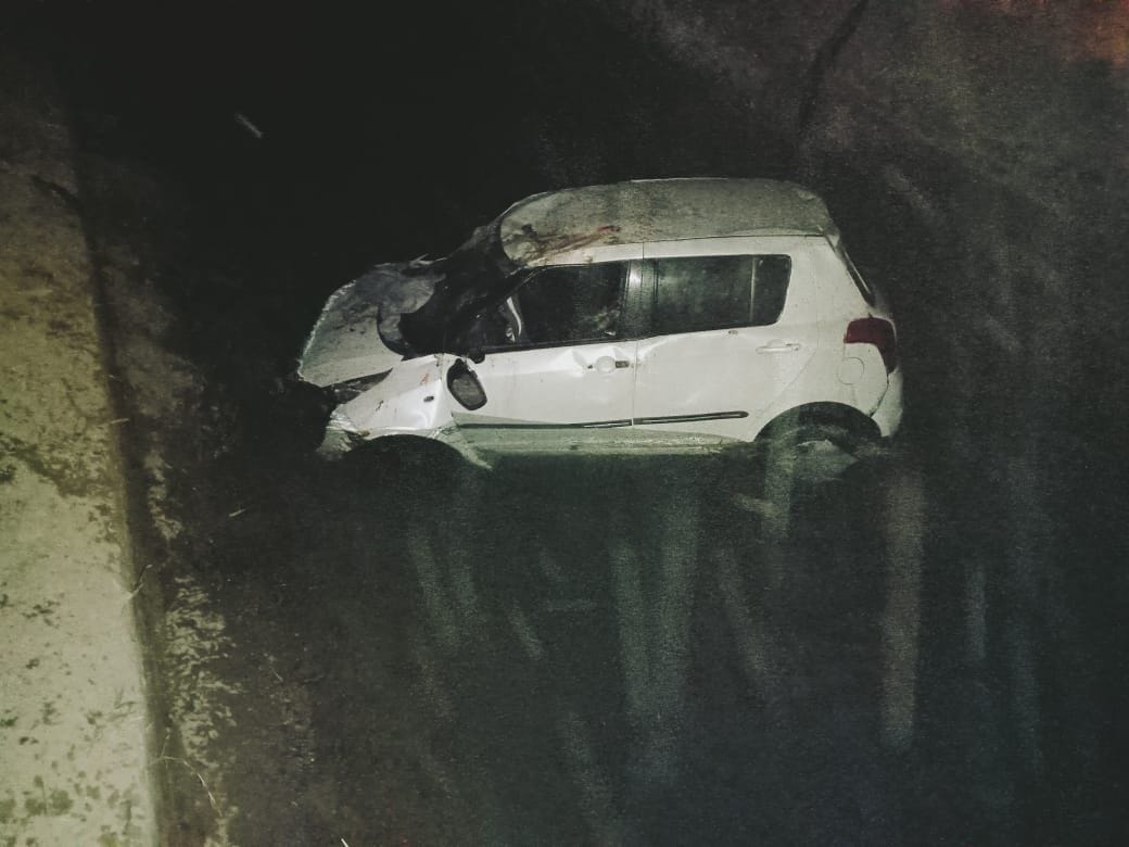 Car fell in Rajwaha after breaking the railing of the bridge, 3 people injured