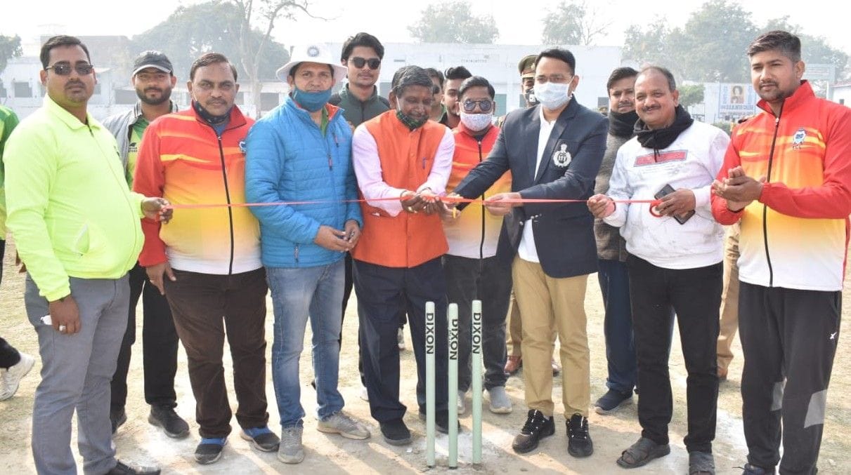 Hathras: Teachers hit fours and sixes in cricket