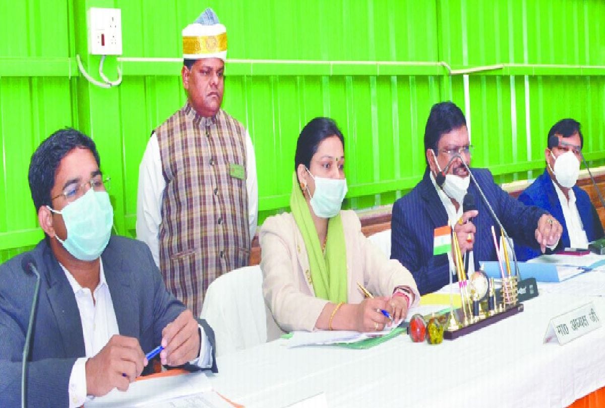 Zila Panchayat Adhyaksh Manju Bhadauria Passed Budget For Development Roads