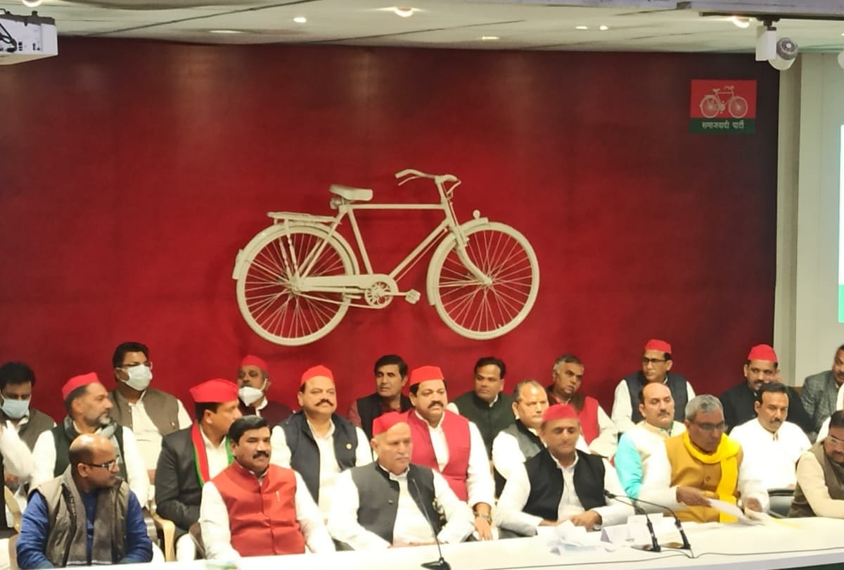 Many leaders along with BJP MLA Madhuri verma join Samajawadi Party.