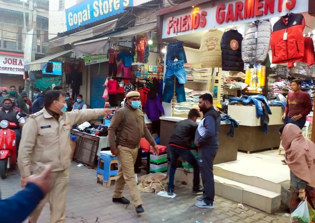 Police entered the markets as soon as five o'clock, chaos among shopkeepers