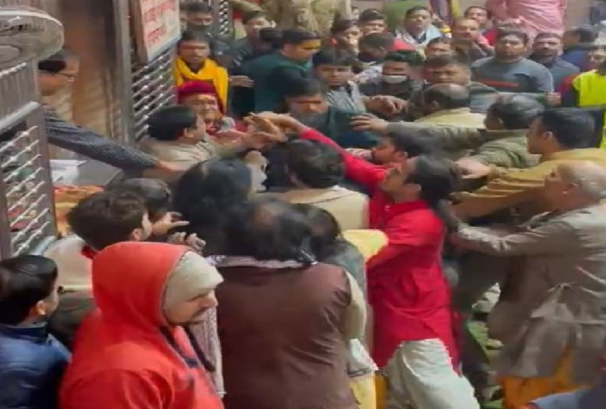 Clashed Between Two Groups Of Sevayats In Banke Bihari Temple