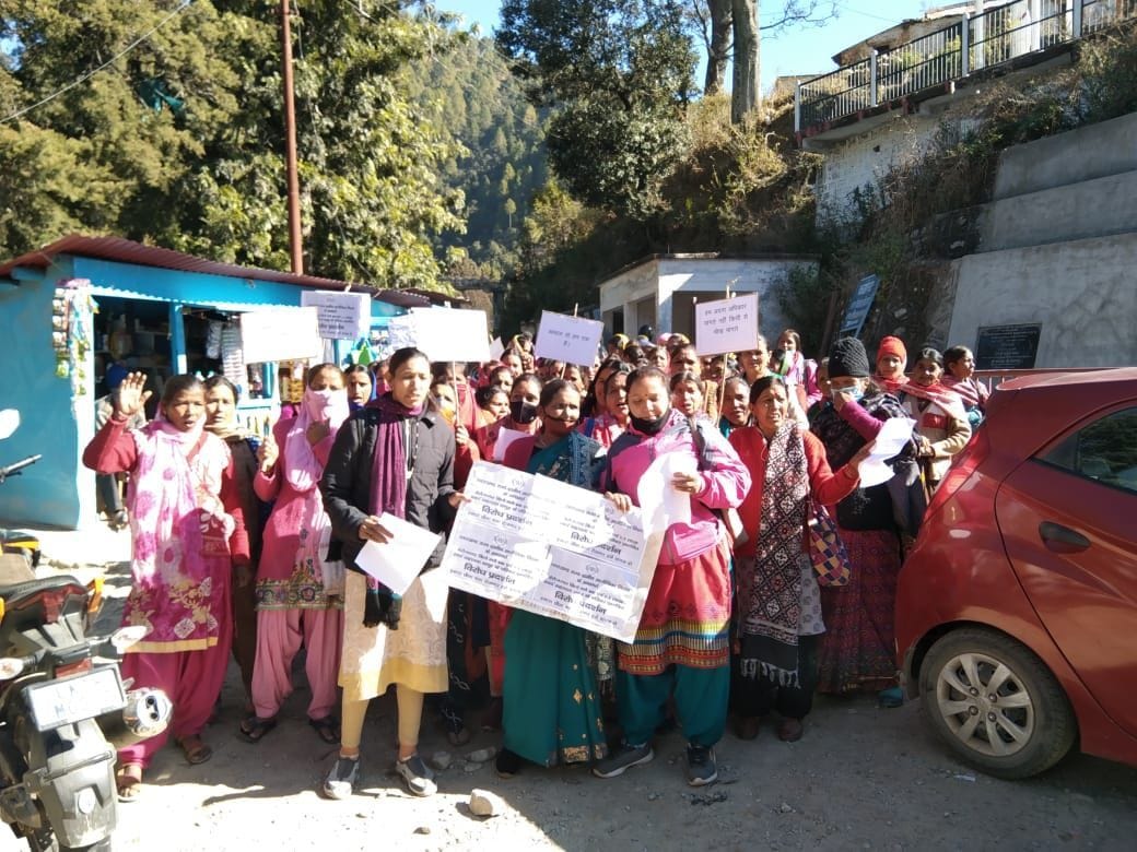 Employees furious at the termination of the service contract