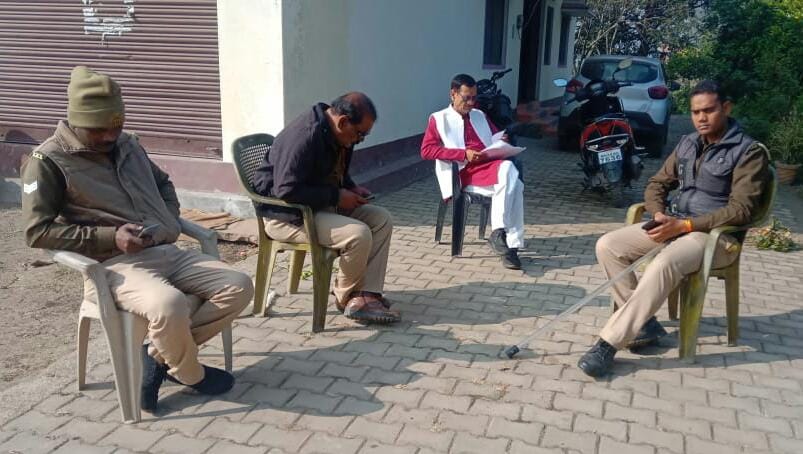 Farmers staged a sit-in for paddy purchase, protest against the detention of the farmer going to the collectorate