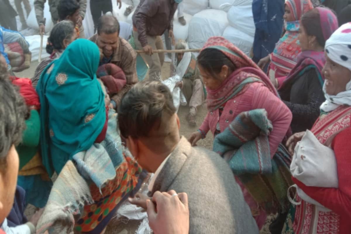 Stampede in blanket distribution program, police lathi-charged