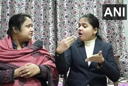 अपनी मां के साथ दिव्यांग खिलाड़ी मल्लिका हांडा।