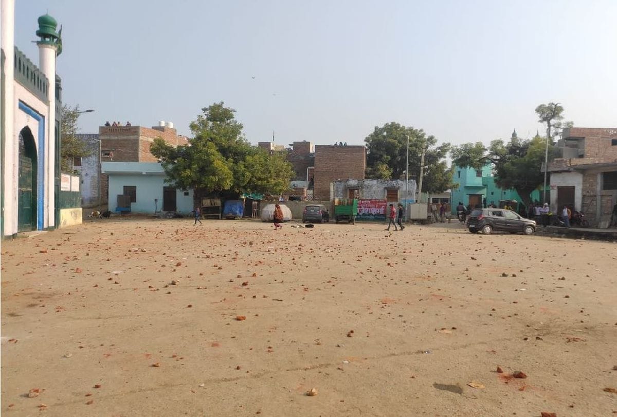 clash between two sides during the cricket match in agra