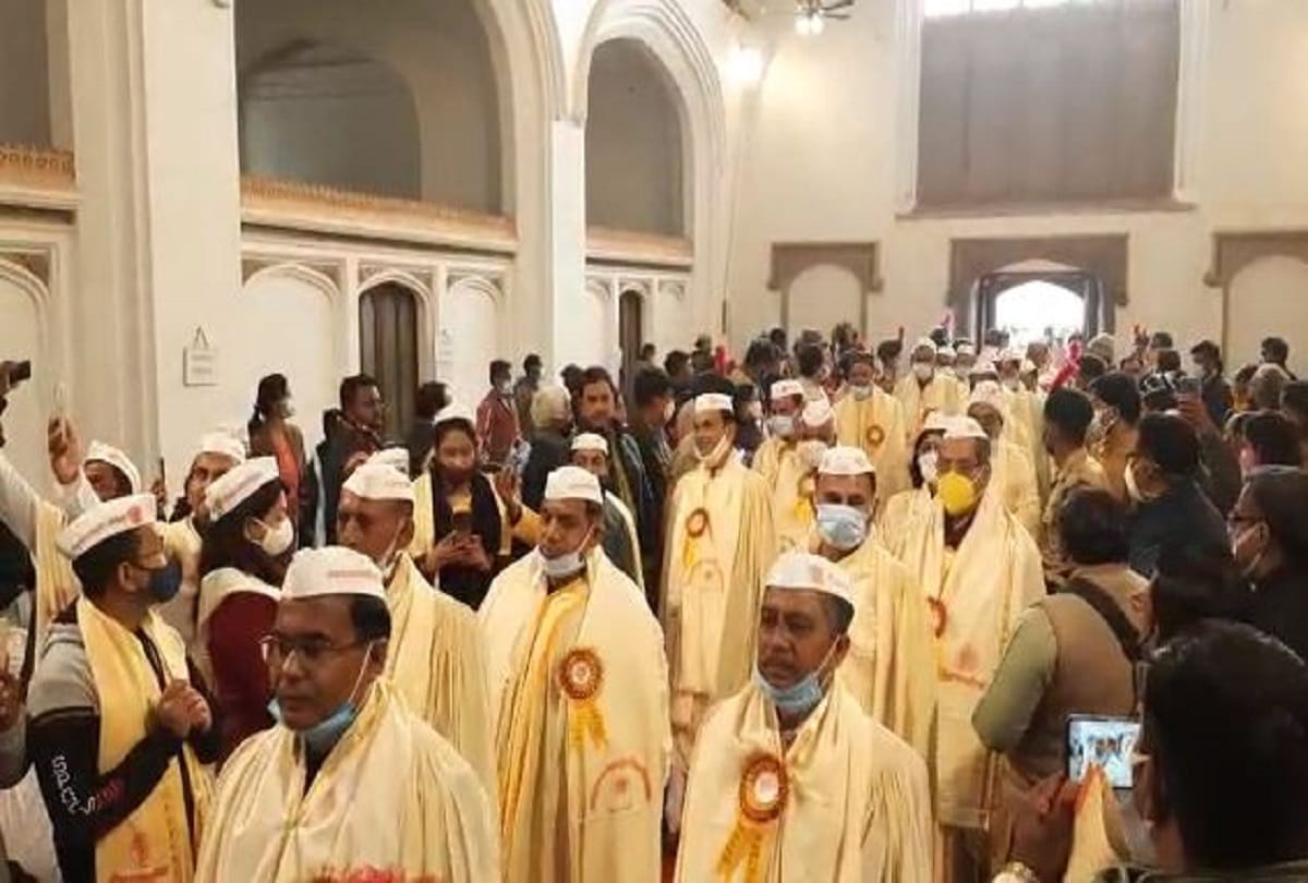 Convocation in varanasi Kashi Vidyapith and sampurnanand Sanskrit University in presence of malini awasthi and governor of UP anandben patel